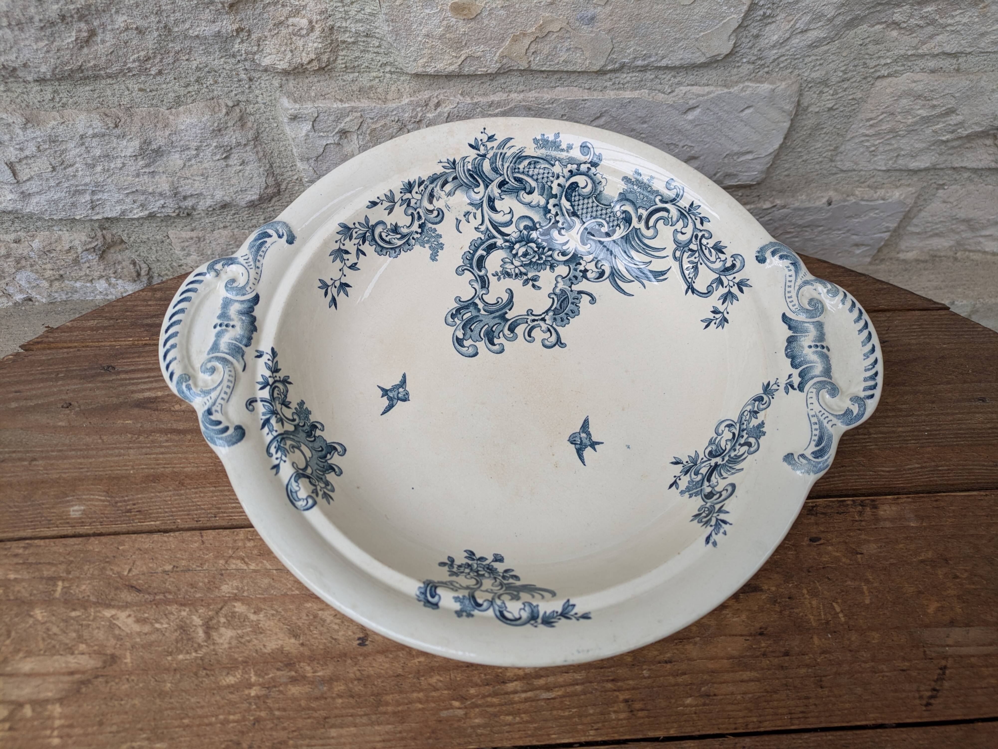 Shallow round plate Boch Frères model Regent with arabesque and foliage decoration.