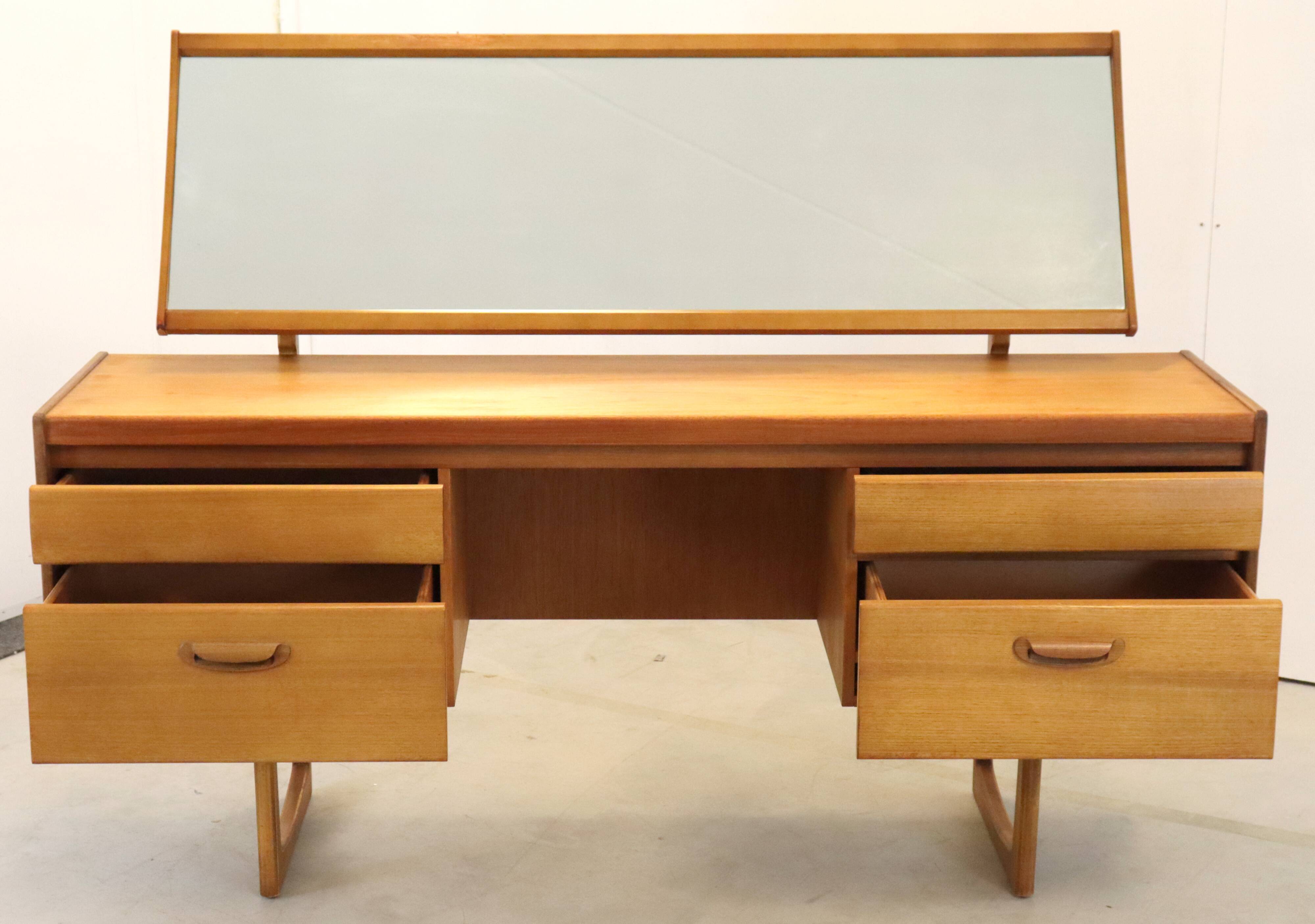 Dressing table William Lawrence of Nothingham 'London' vintage mid century