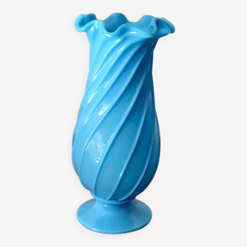 Vase en opaline bleu plissé années 30-40
