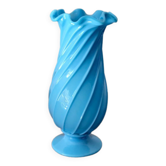 Vase en opaline bleu plissé années 30-40