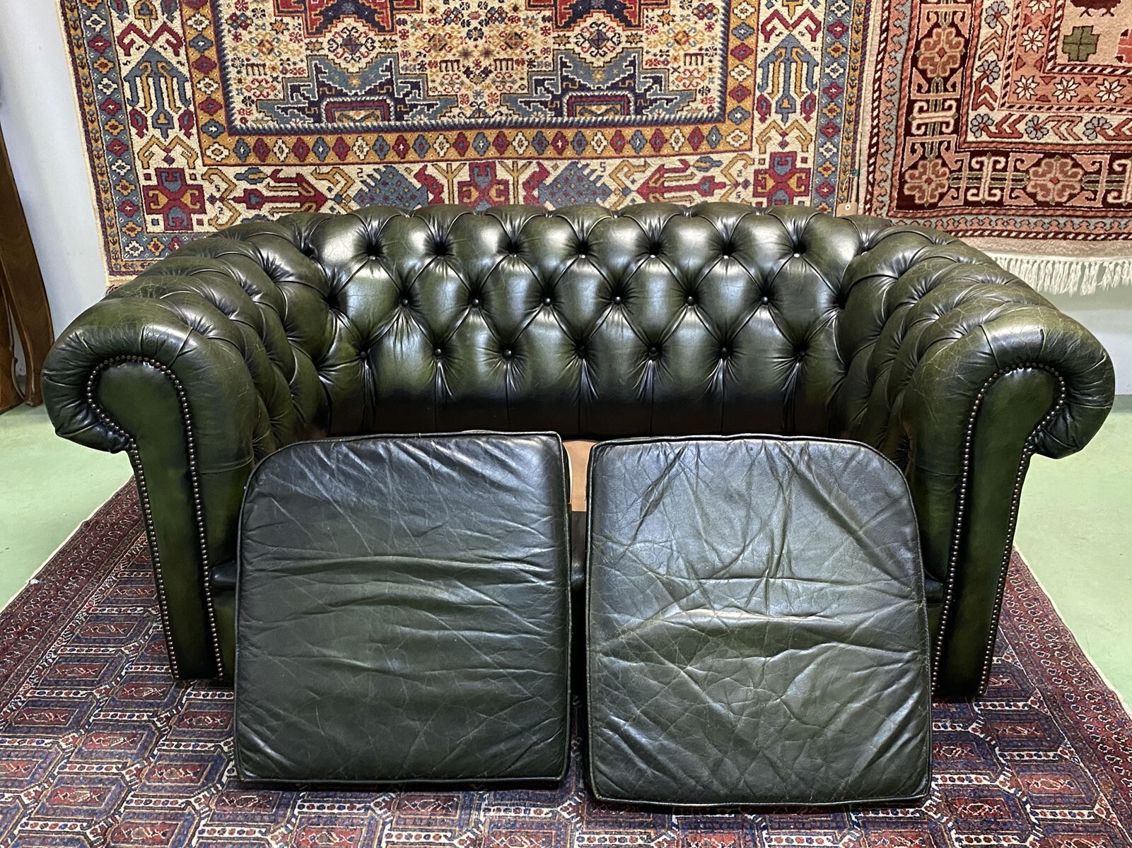 Chesterfield 2-seater green leather sofa from the 1980s