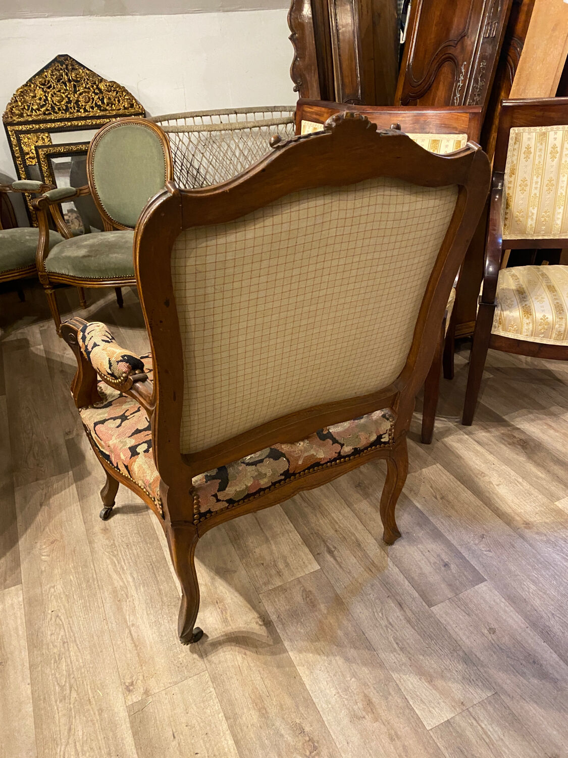 Fauteuil en noyer style Louis XV