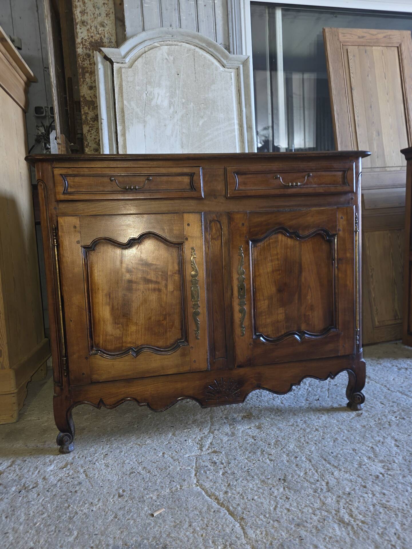 Buffet bas style Louis XV en merisier 