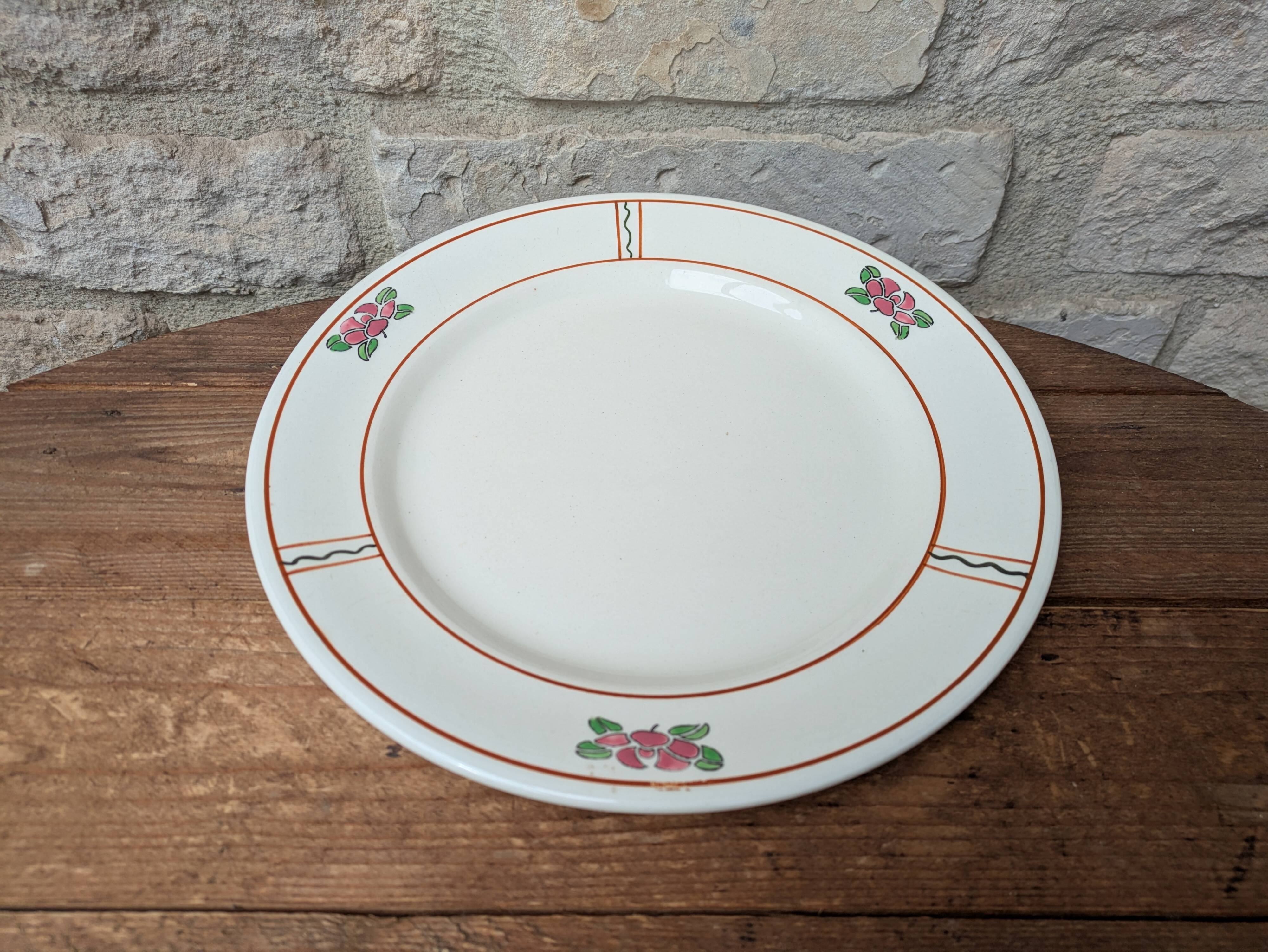 Round service plate in Iron Earth Salins model Nénuphar 29cm