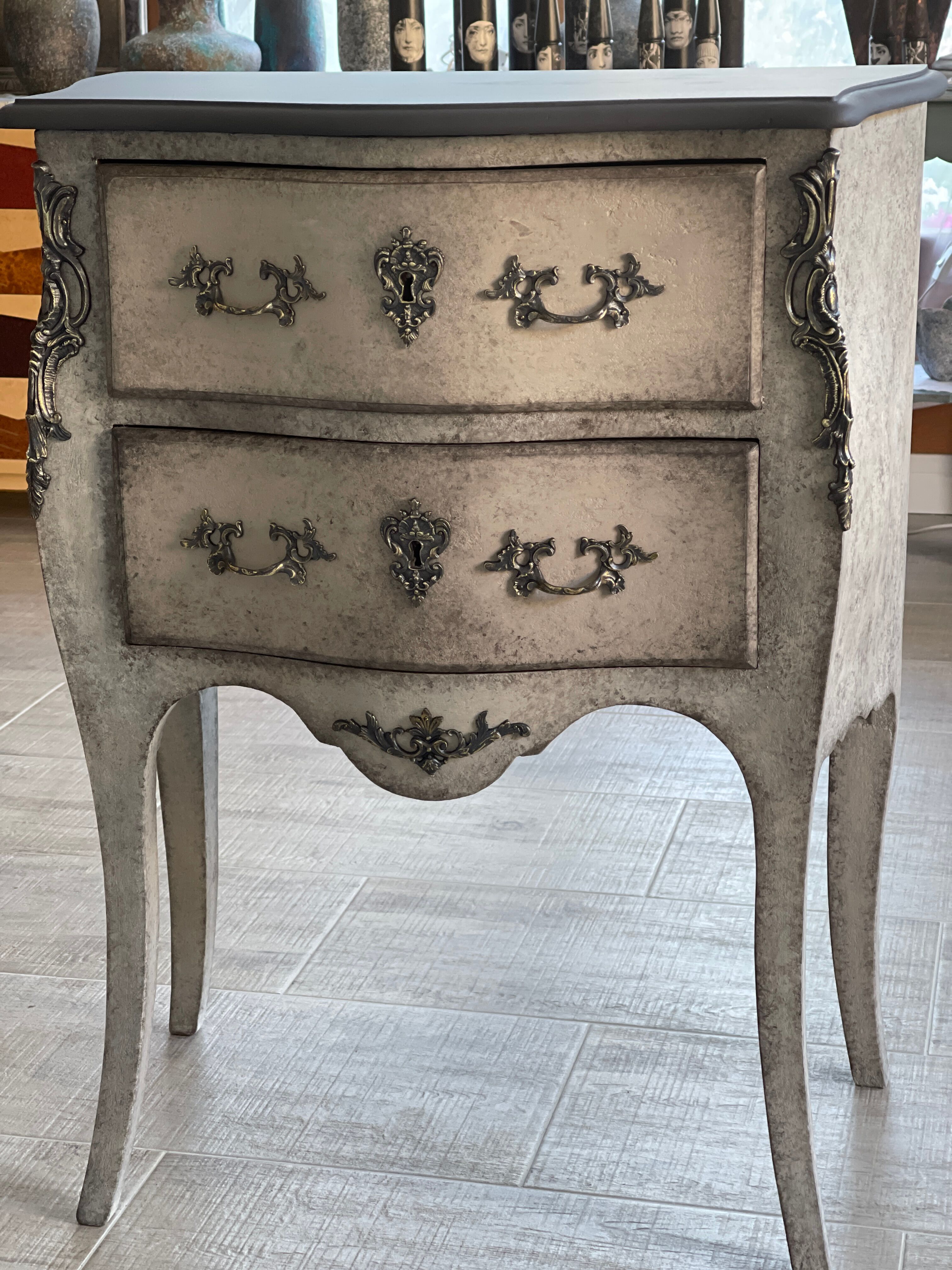 Curved chest of drawers style