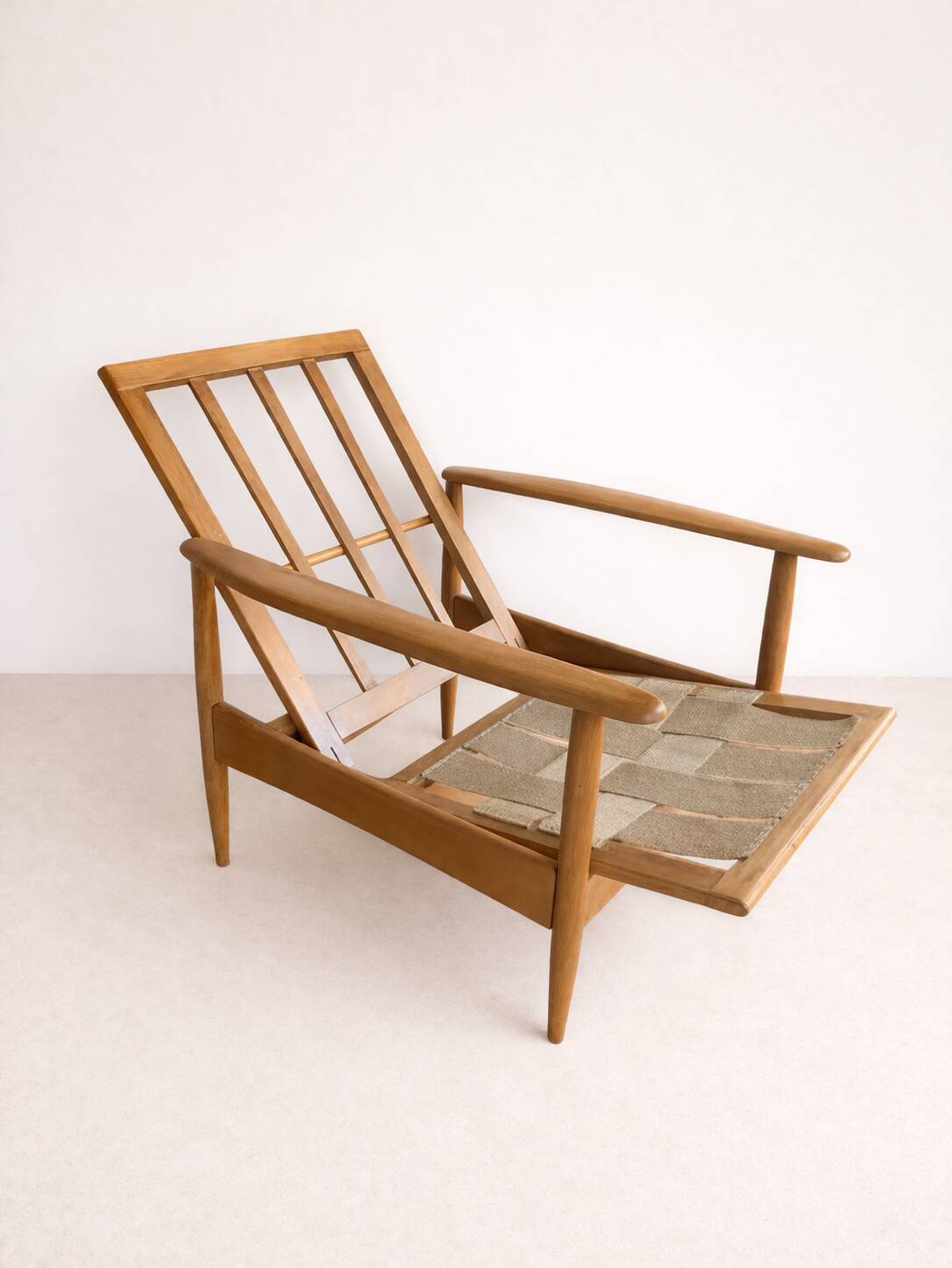 Scandinavian armchair with 3 positions