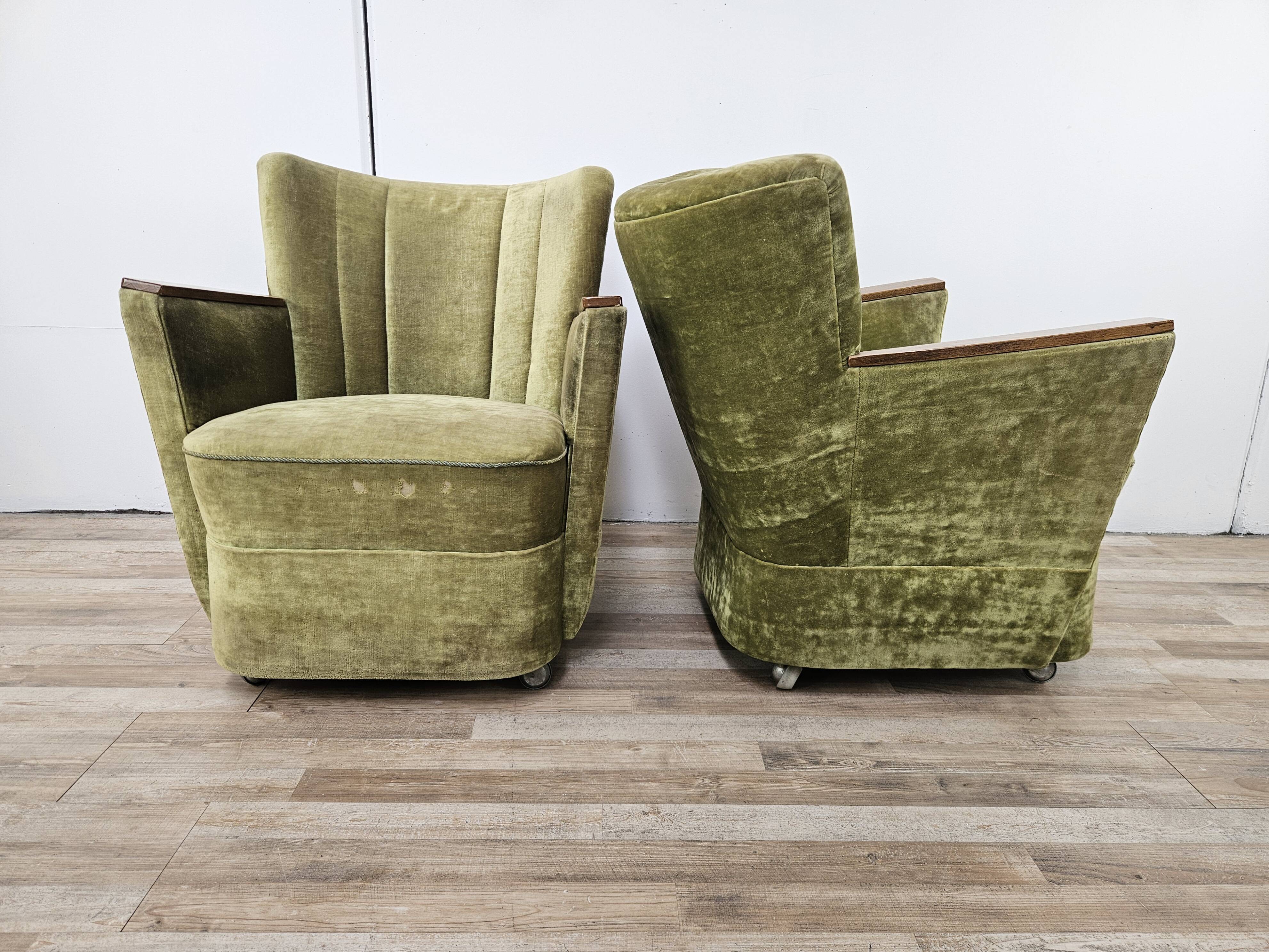 Deux fauteuils cocktail en tissu vert des années 1950 à roulettes