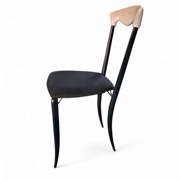 2 chaises de salle à manger Charme de Fasem sont un chef-d'œuvre élancé mais solide des années 1980