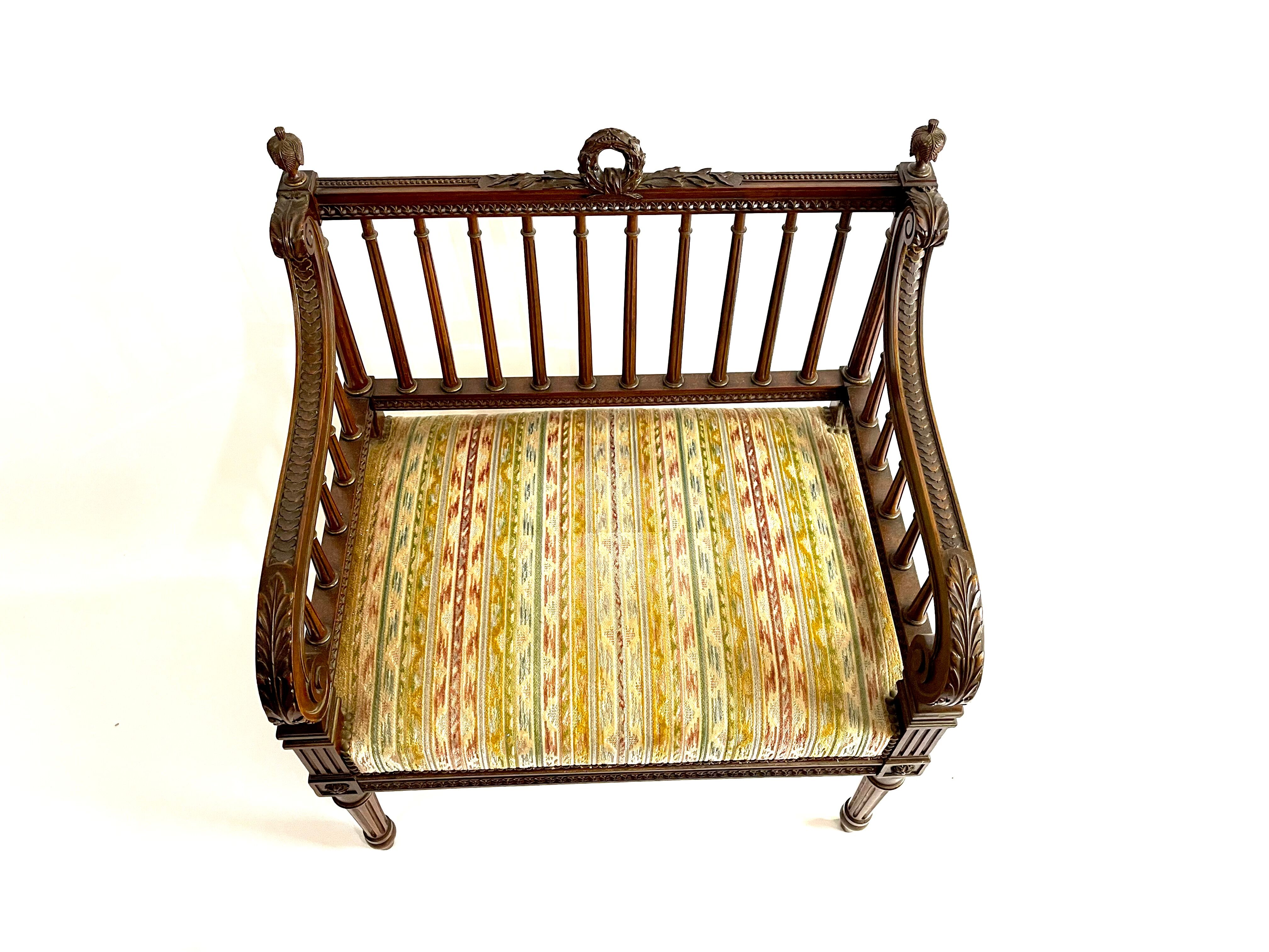 Ancien fauteuil style Louis XVI assise large