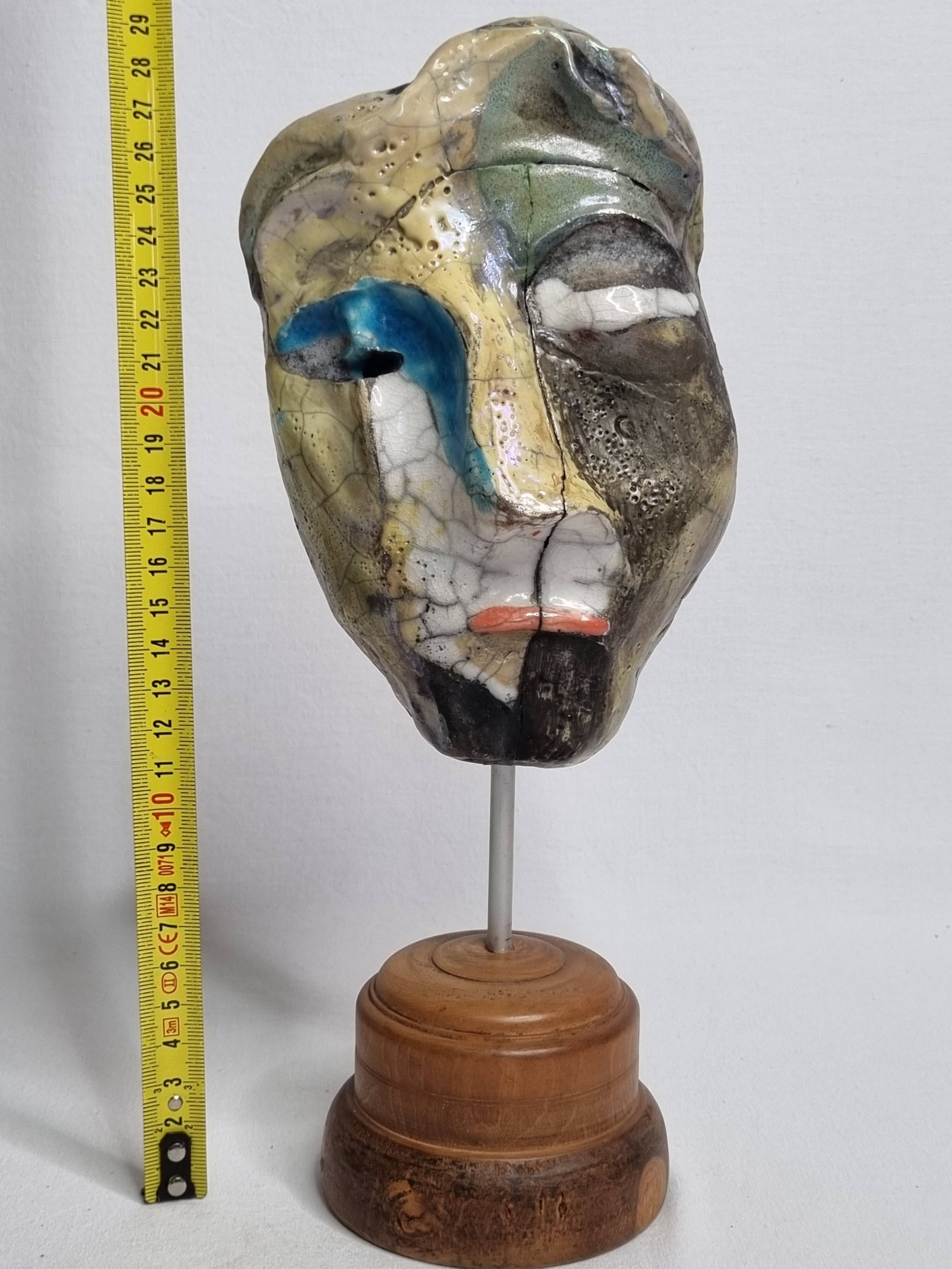 Sculpture contemporaine, masque en céramique raku et socle en bois, signé