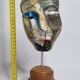 Sculpture contemporaine, masque en céramique raku et socle en bois, signé