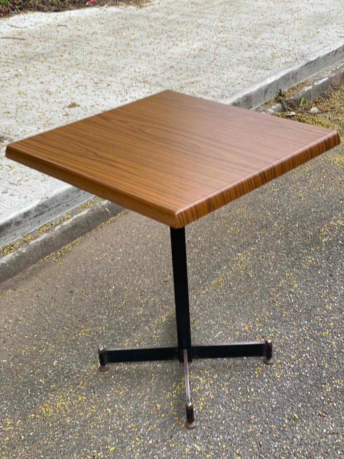 Square bistro table with a wooden central leg Werzalit Bordeaux - France