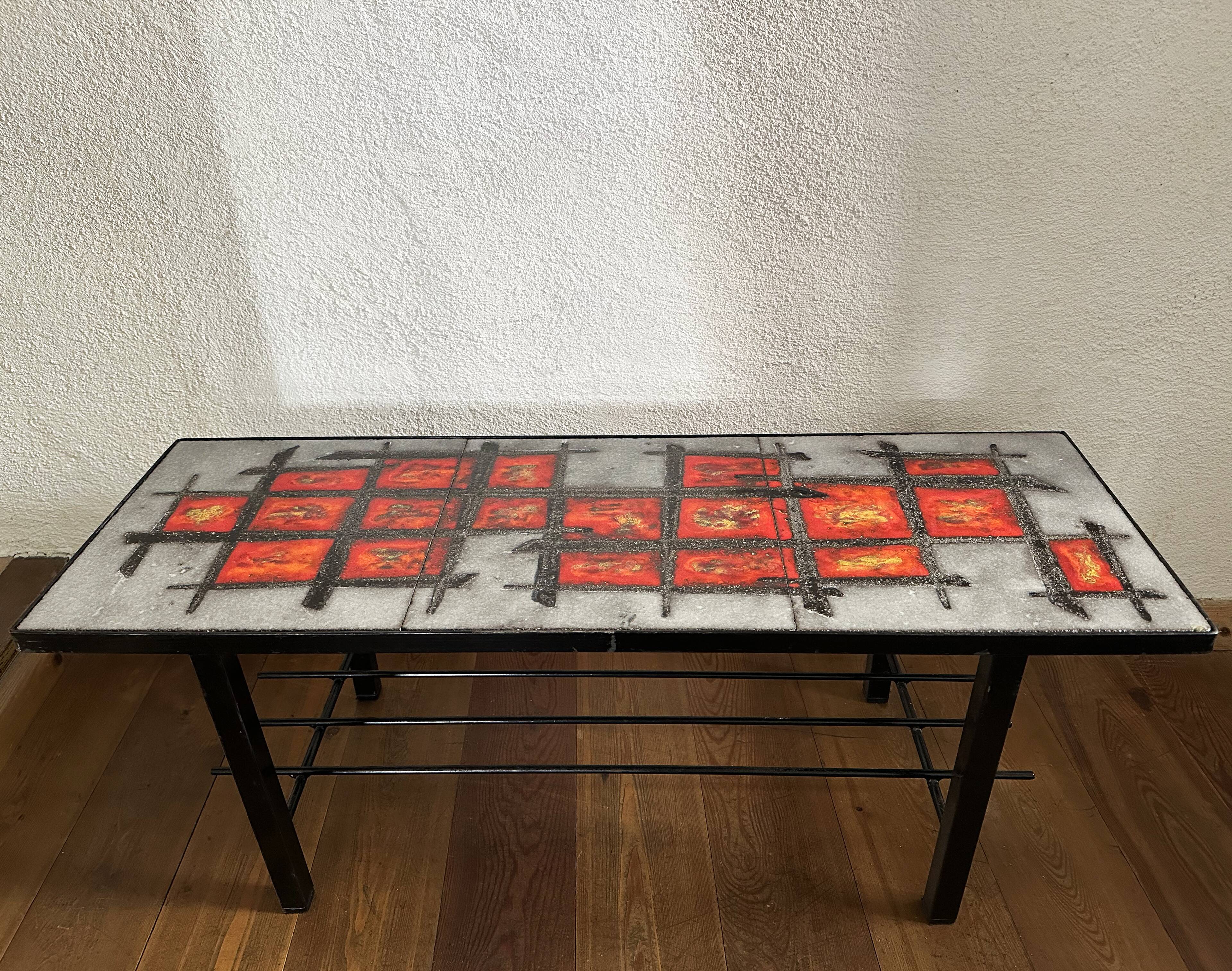 Table basse lave émaillée et métal laqué. France, années 70