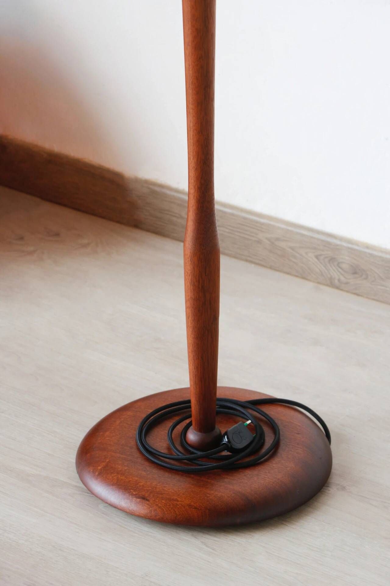 Vintage Scandinavian floor lamp in wood and gold brass — Beige lampshade