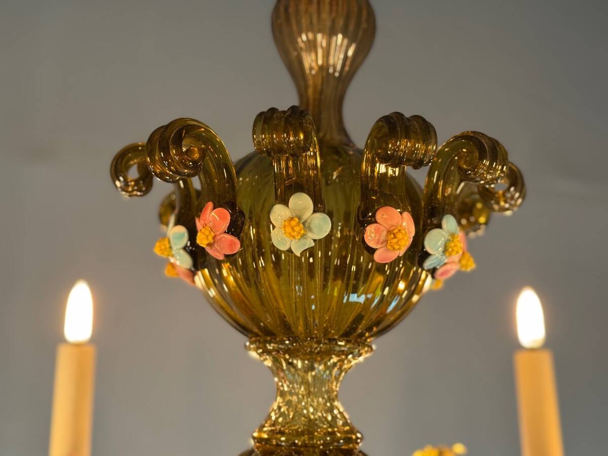 Venetian chandelier in multi-colored Murano glass with a green dominant color, 12 light arms, circa 1880