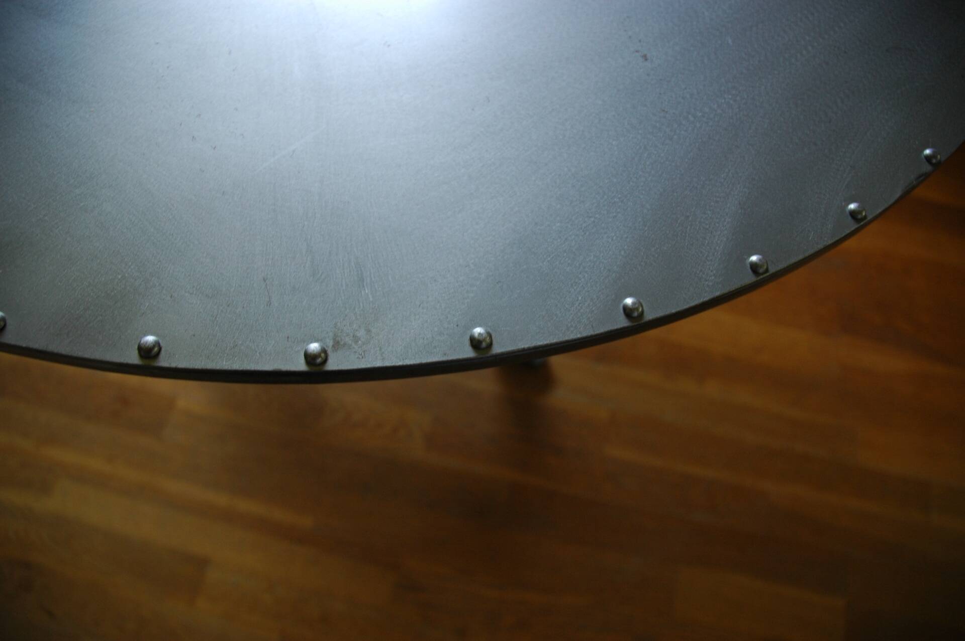 Table d’artiste créateur indépendant, ronde, en acier, style industriel, état neuf