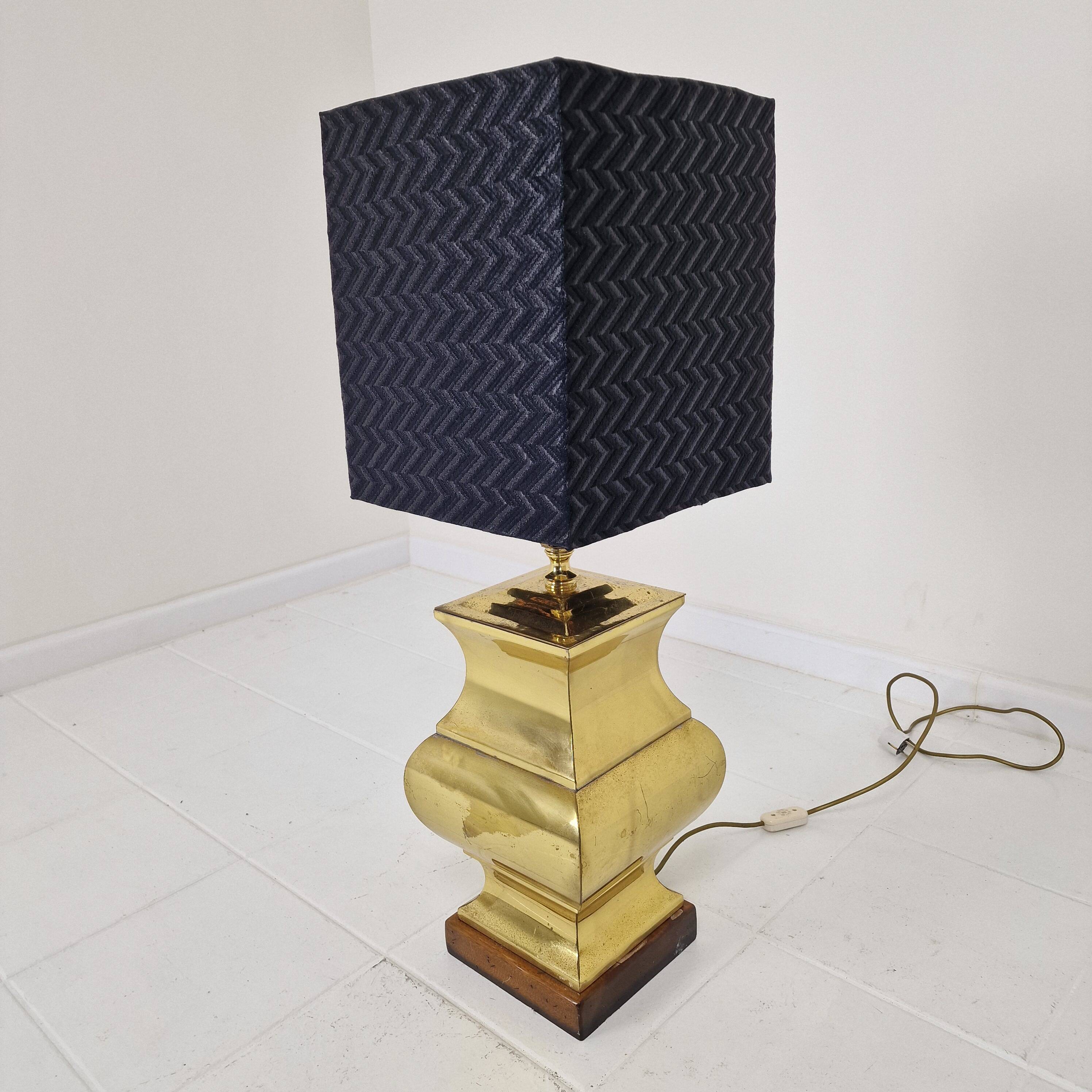 Paire de lampes de table de style Régence avec abat-jour noirs – Base en laiton et bois