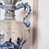 Large Spanish vase in Talavera style, hand-painted, adorned with a landscape.