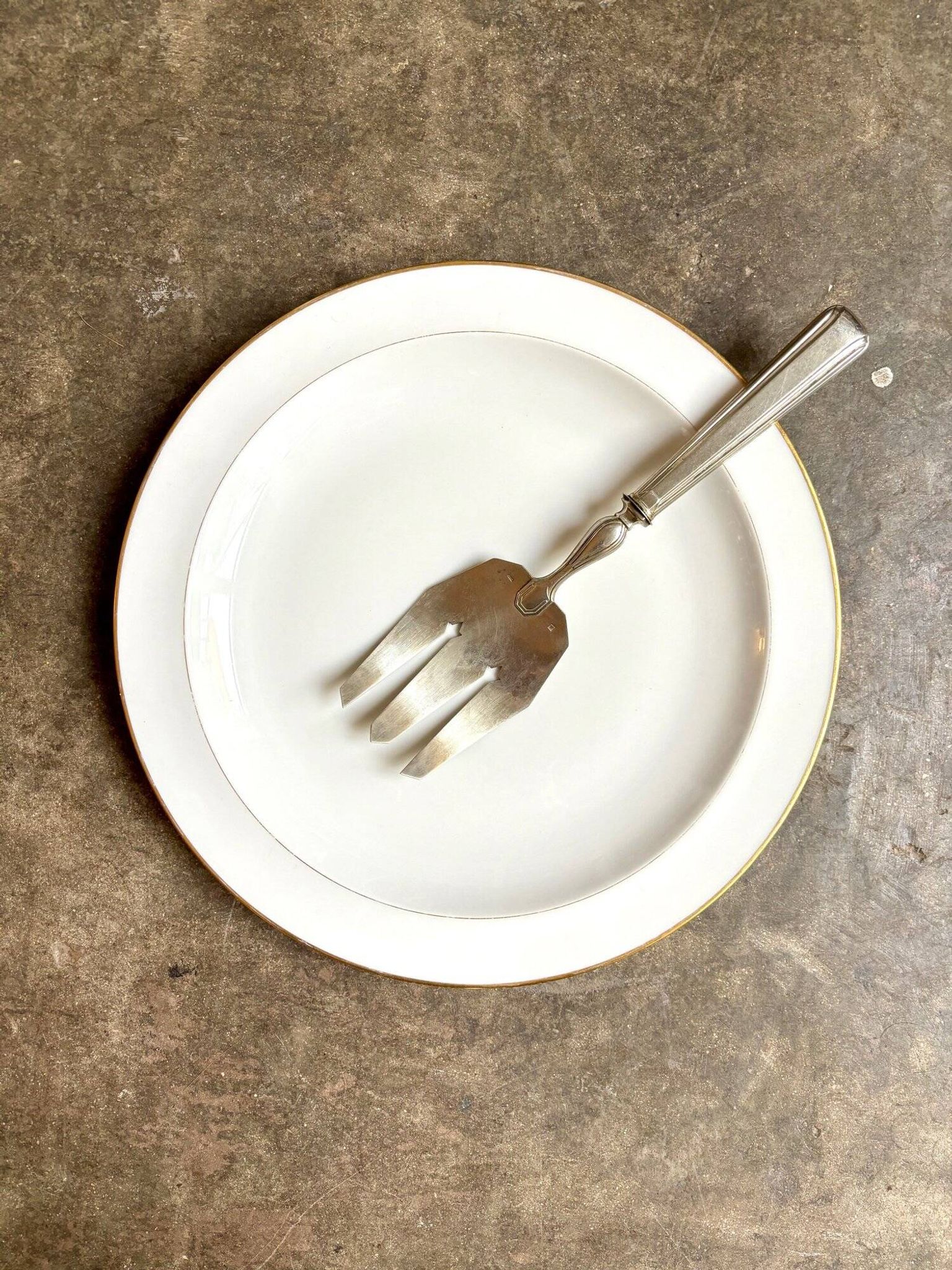 Plat rond A. Vignaud en porcelaine de Limoges blanche et dorée