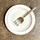 Plat rond A. Vignaud en porcelaine de Limoges blanche et dorée