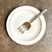 Plat rond A. Vignaud en porcelaine de Limoges blanche et dorée