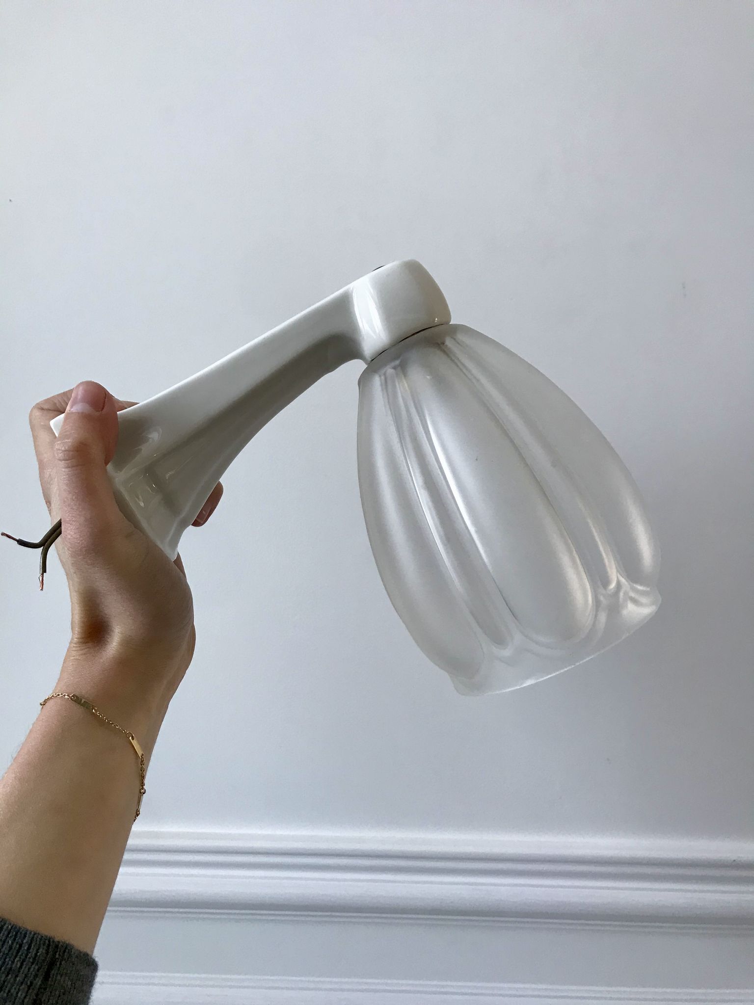 Art Deco wall lamp in molded glass and porcelain 30s