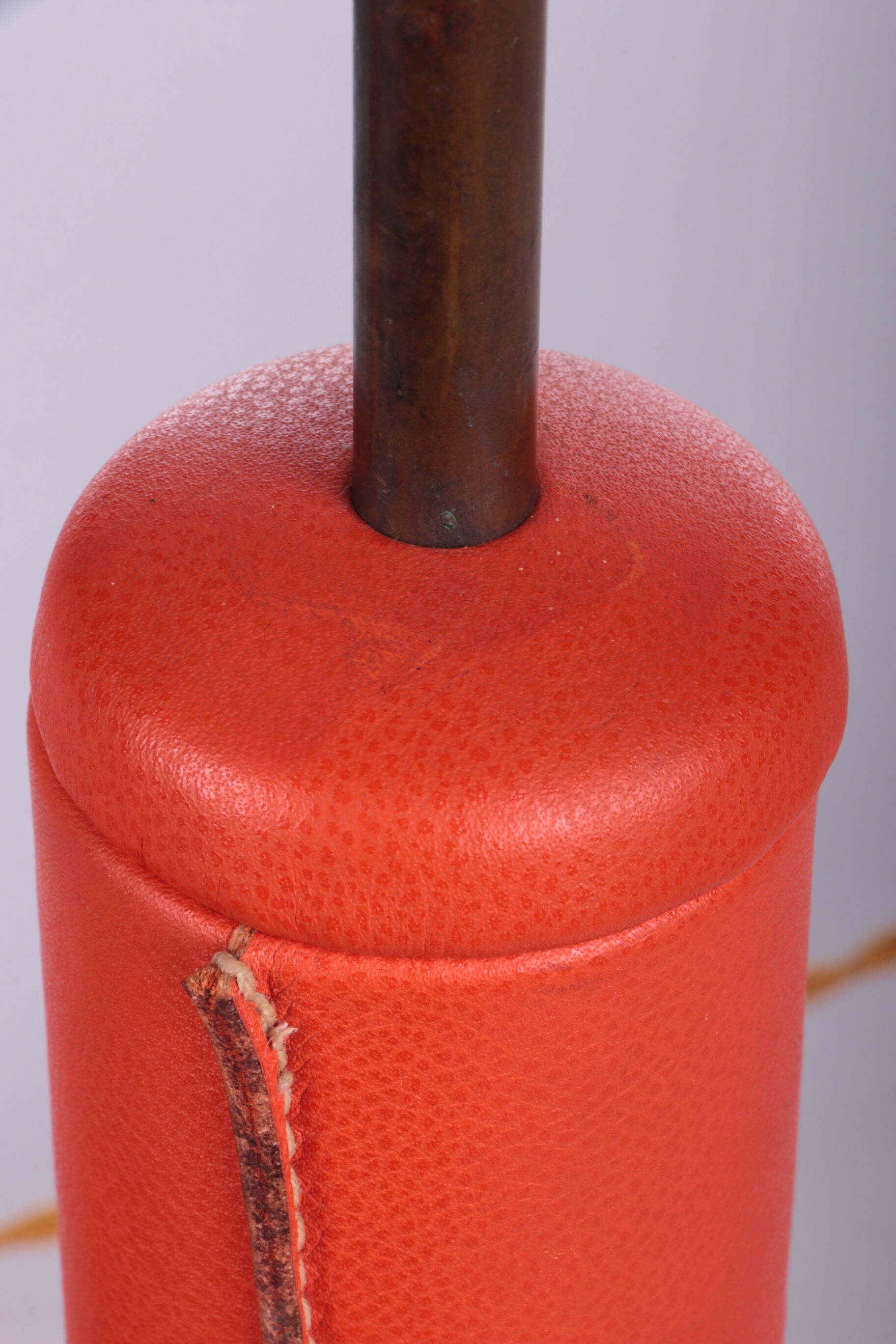 Ensemble de lampes de table rembourrées en cuir orange français années 1960