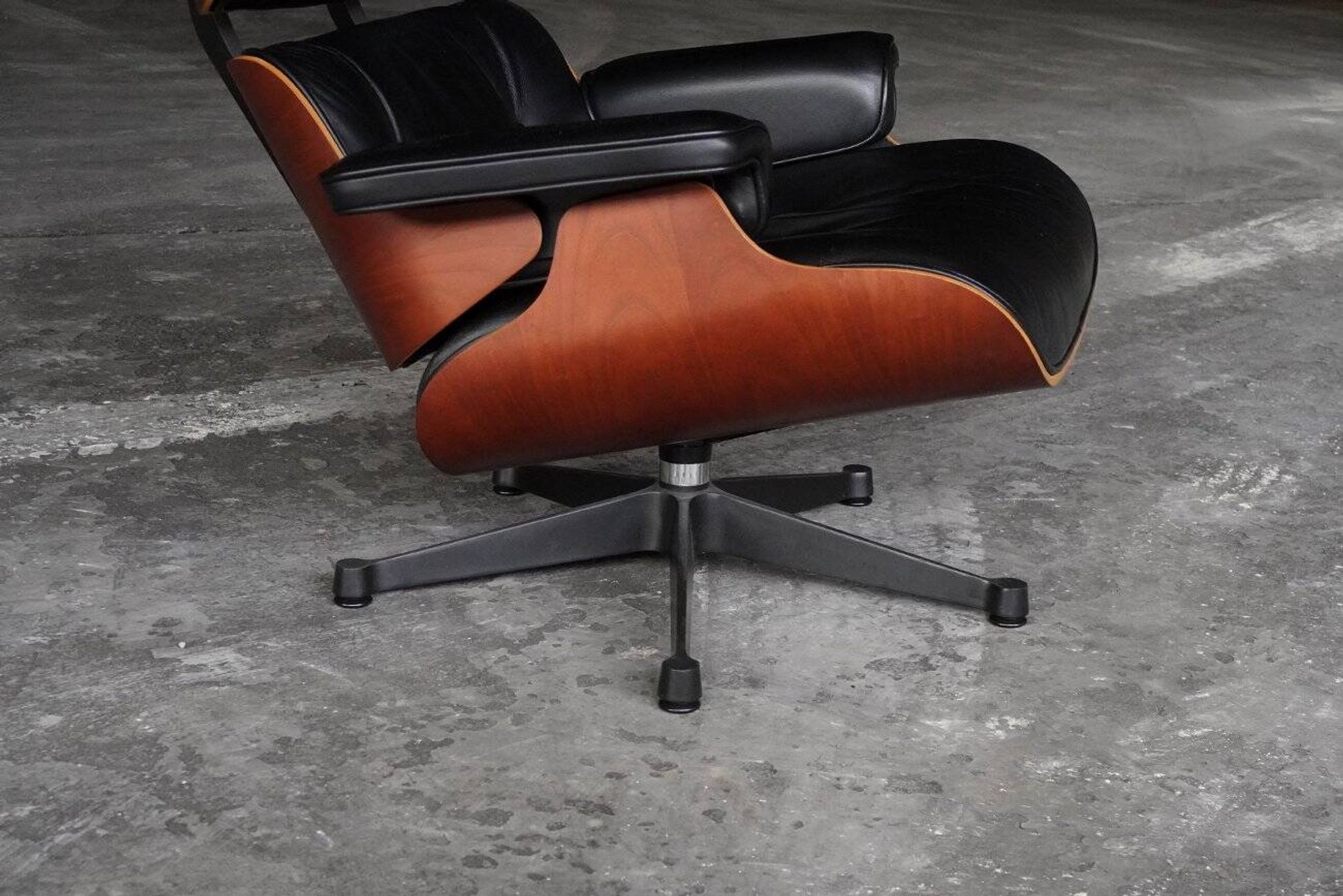 Fauteuil Lounge par Ray & Charles Eames pour Vitra, années 2000.