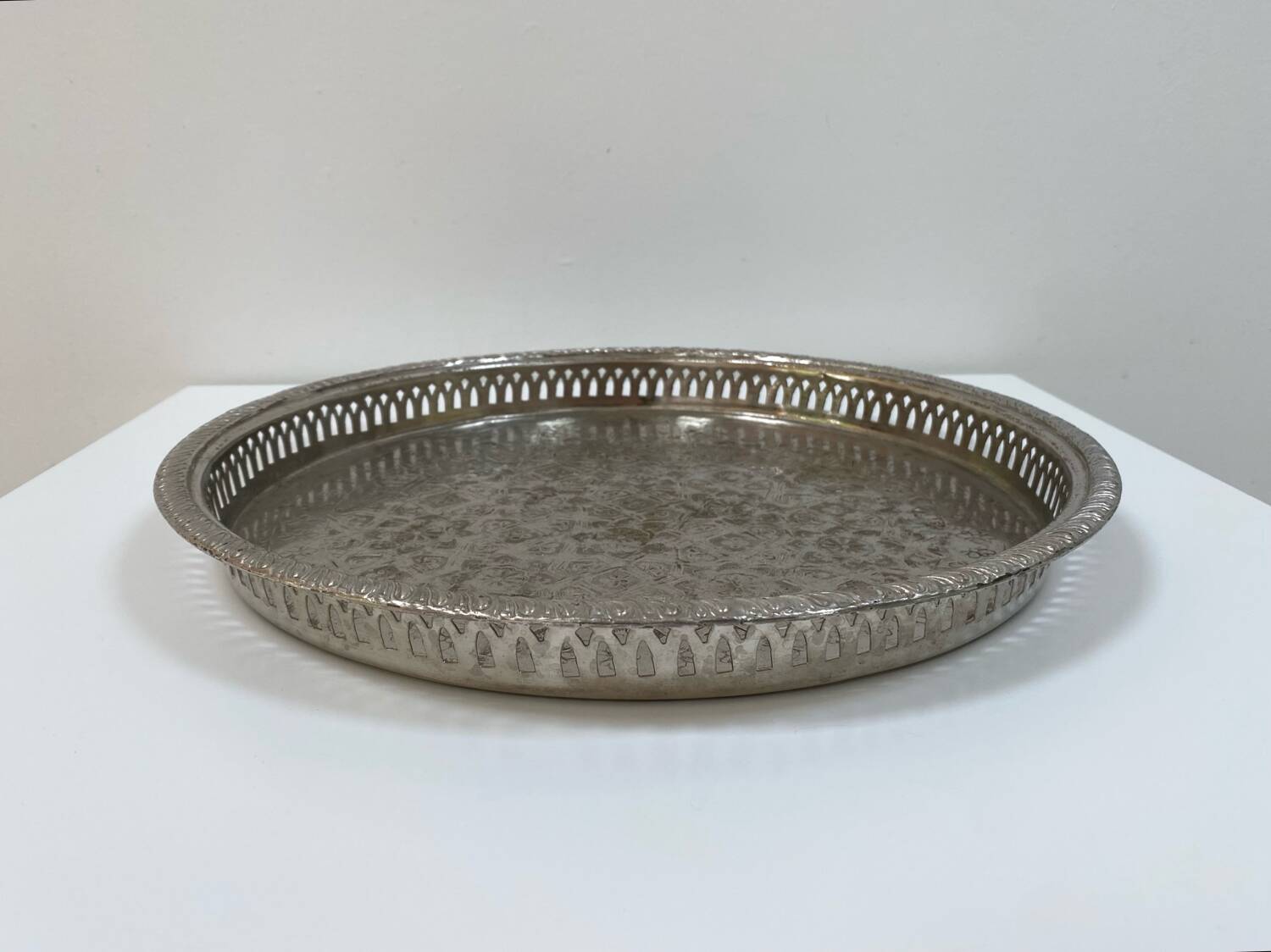 Grand plateau traditionnel oriental en métal argenté