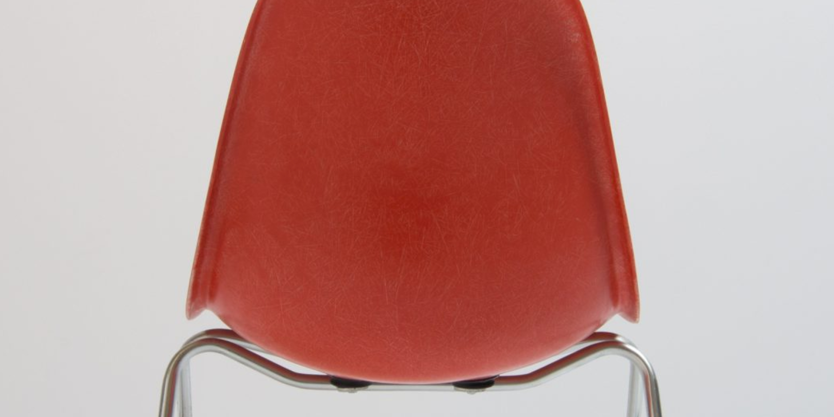 Chaise Eames produite par Herman Miller rouge