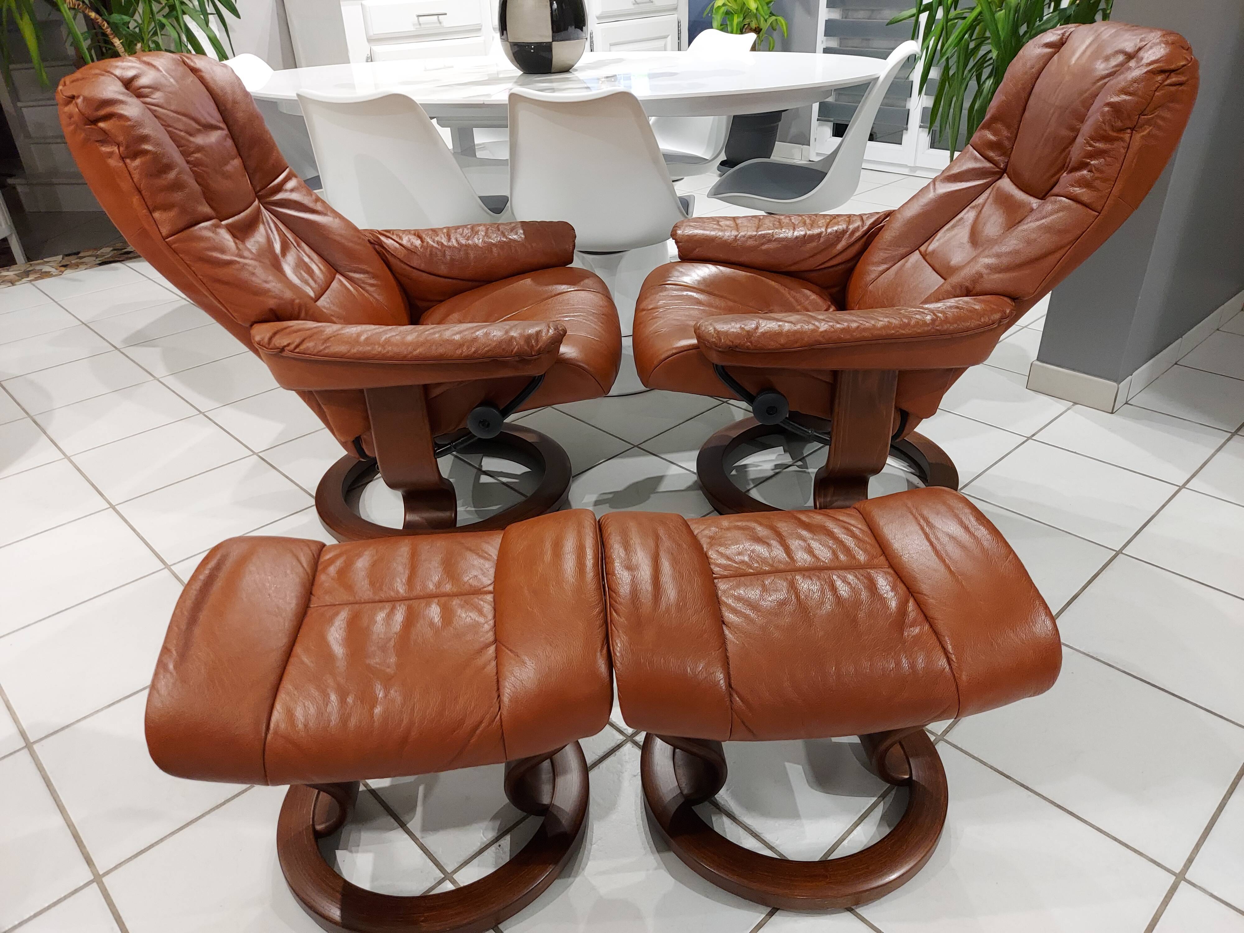Paire de fauteuils et reposes pieds danois Ekornes cuir cognac vintage 1970