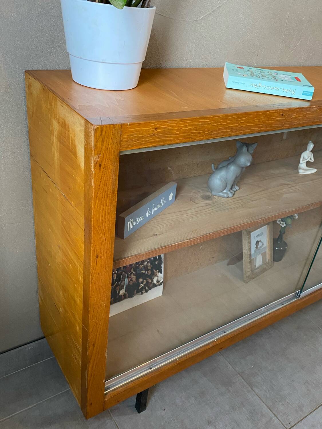 Vintage display cabinet / bookcase