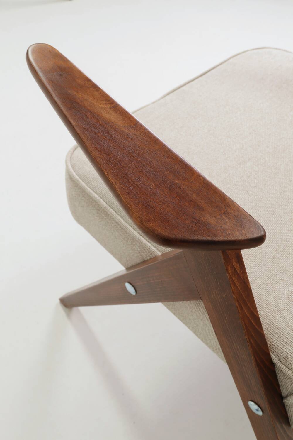 Fauteuil Lounge Beige Tressé Revêtement Bois Couleur Noyer