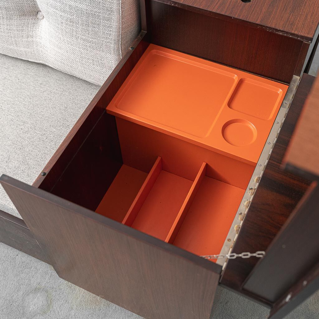 Canapé d'angle vintage avec compartiments de rangement et radio intégrée – design italien des années 1970