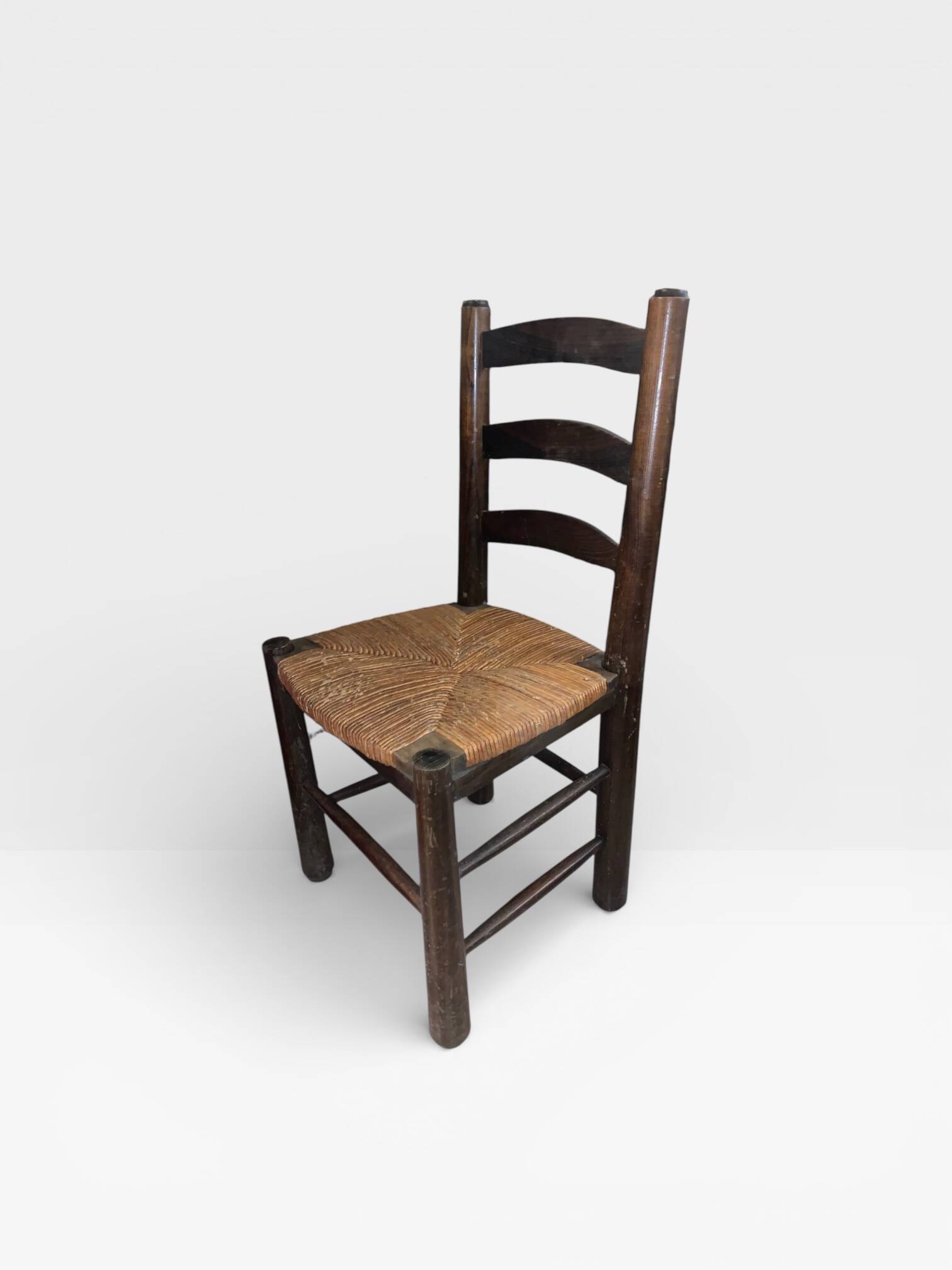 Antique wooden and straw chair – Country / Rustic style