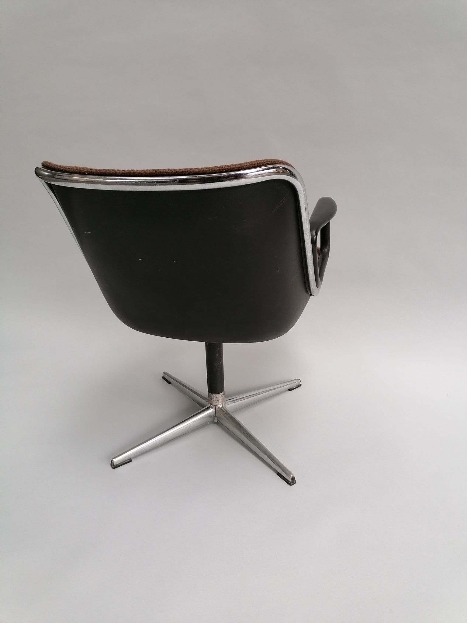 Fauteuil "executive chair" de Charles Pollock, édition Knoll 1er serie