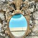 Miroir en bois doré sculpté .