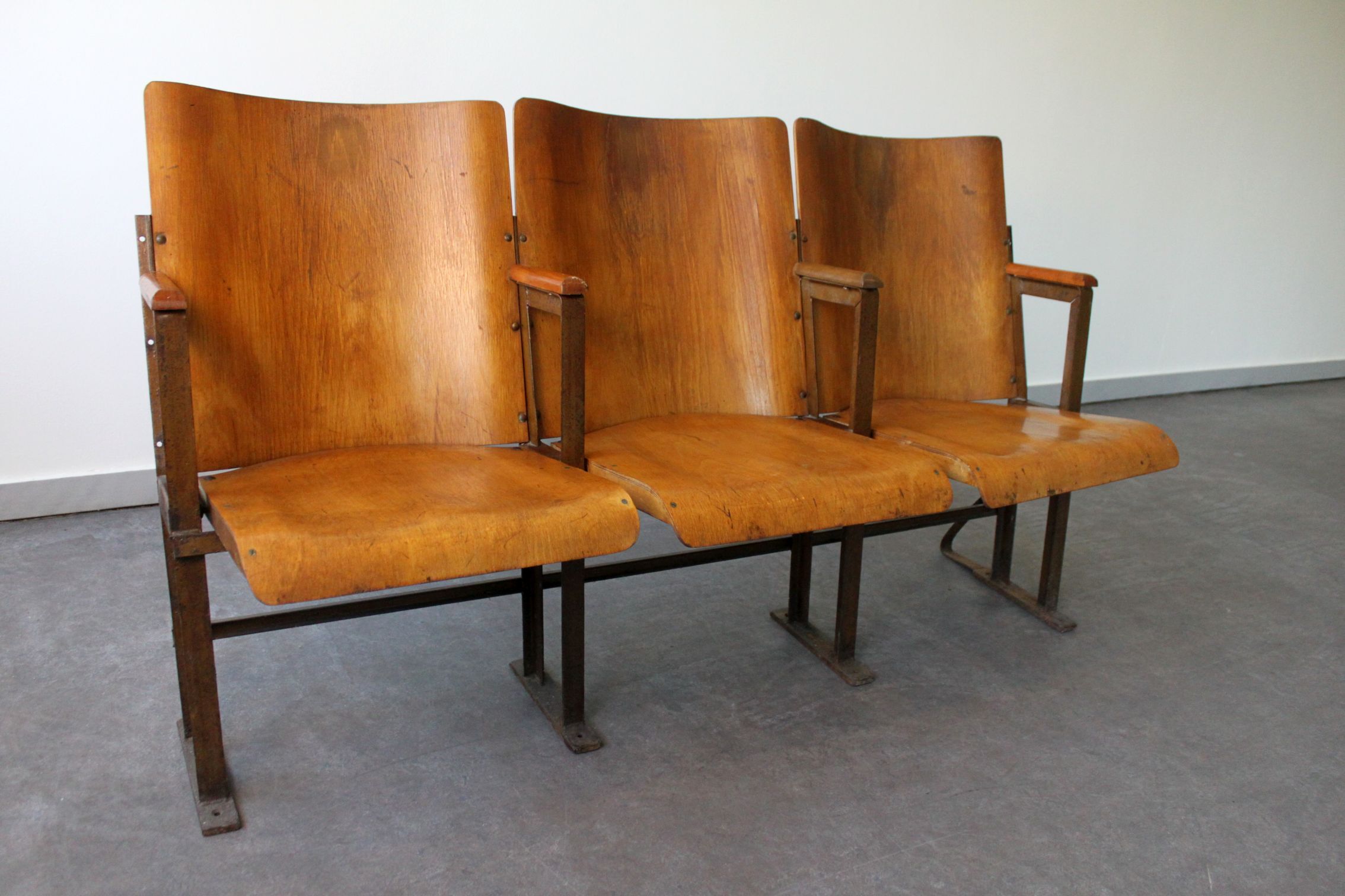 Suite de 3 fauteuils de cinéma strapontins, 1930
