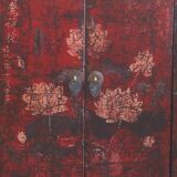 Buffet chinois ancien en bois laqué rouge peint de motifs floraux