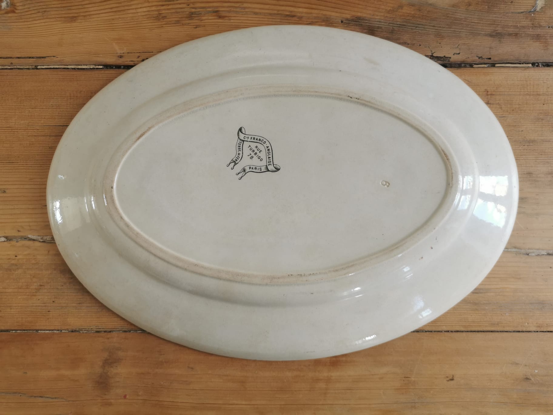Serving dish in iron earth