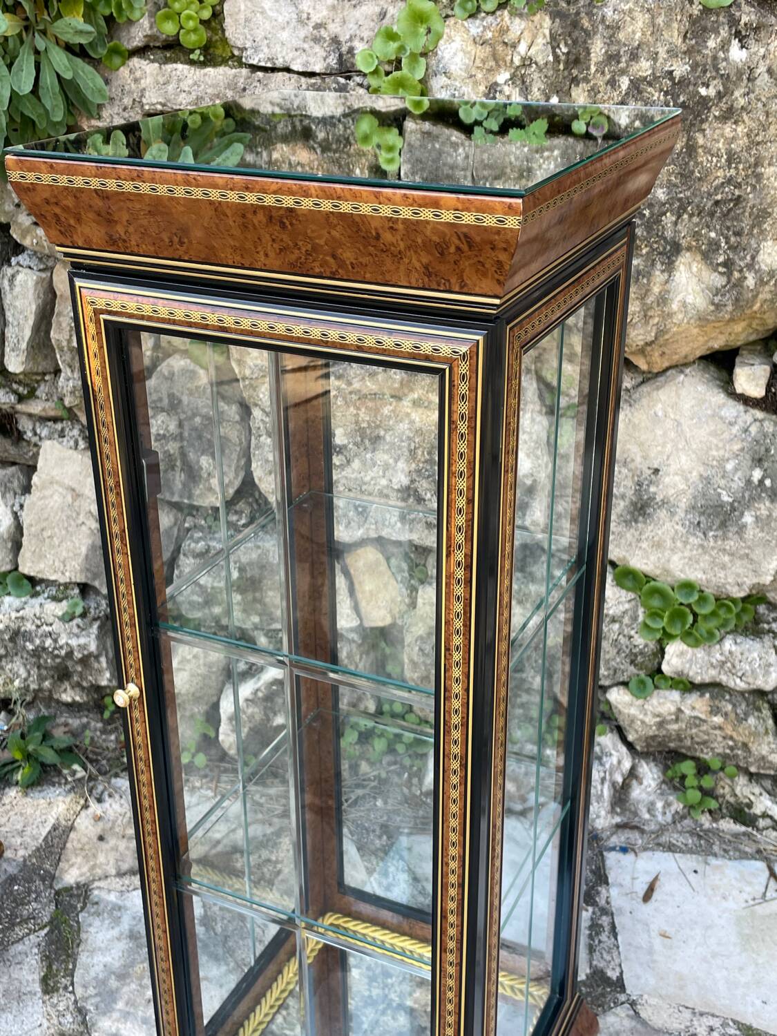 Pair of display cases in magnifying glass and black & gold lacquer, 20th century period