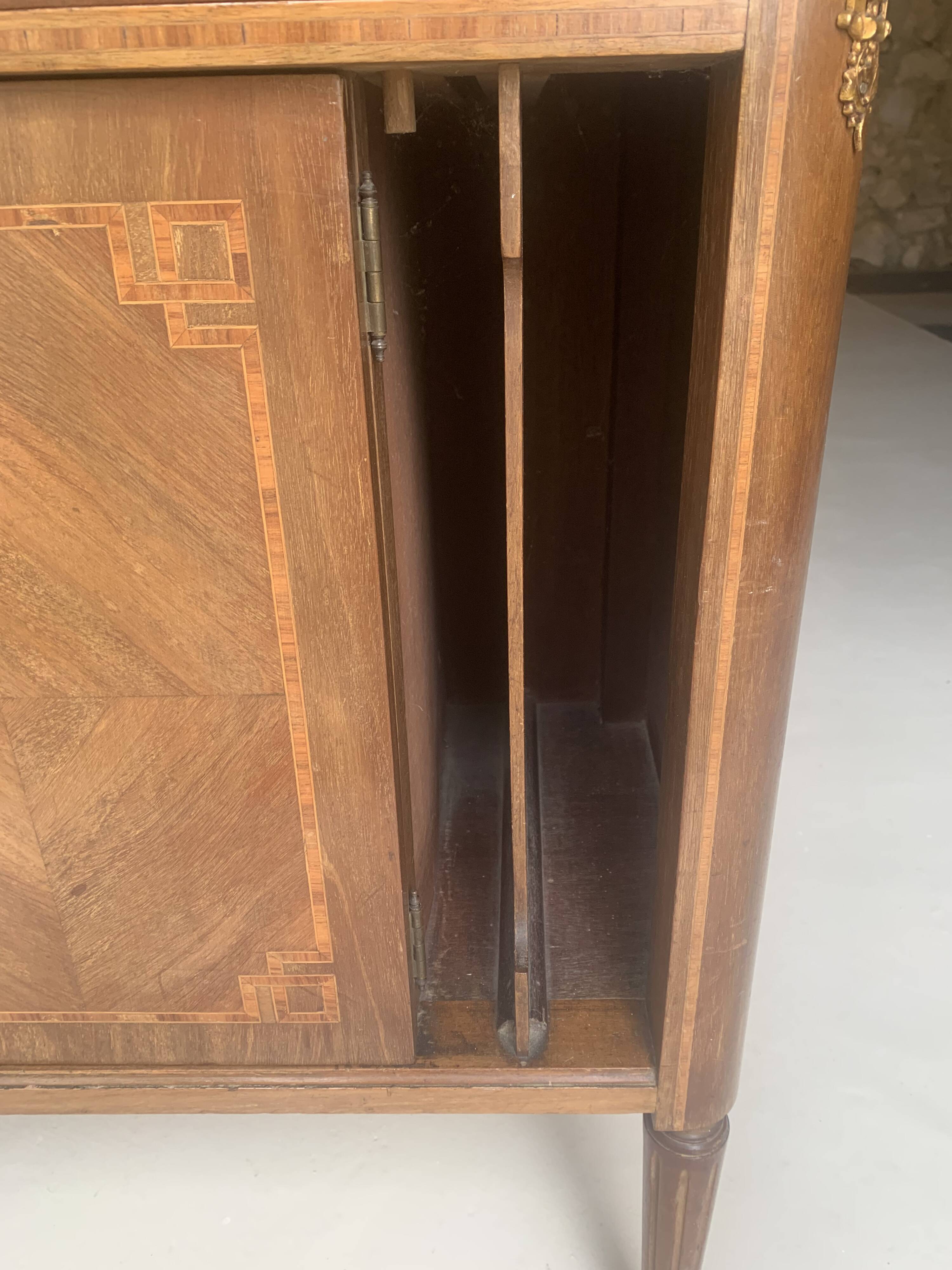 Petit meuble de chambre, d'appoint Marquetrie
