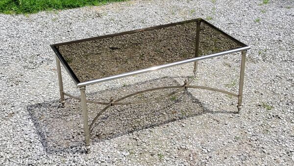 Table basse en métal chromé, plateau en verre fumé de style néo-classique, années 70