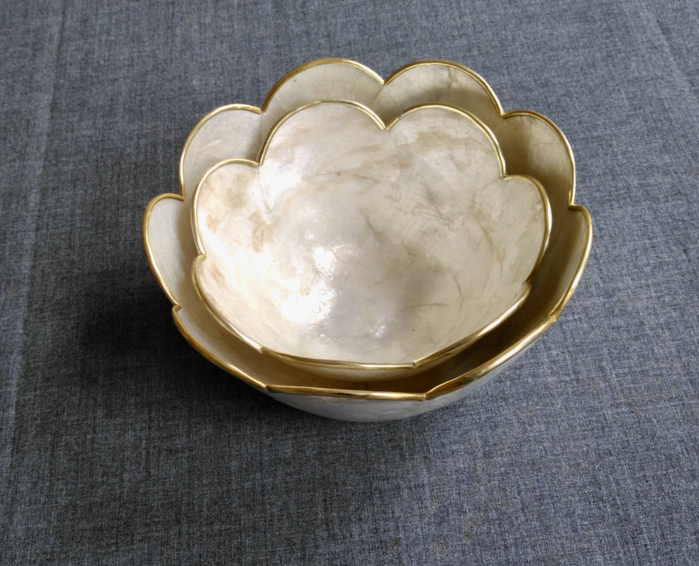 2 flower-shaped cups in mother-of-pearl and brass, 70s-80s
