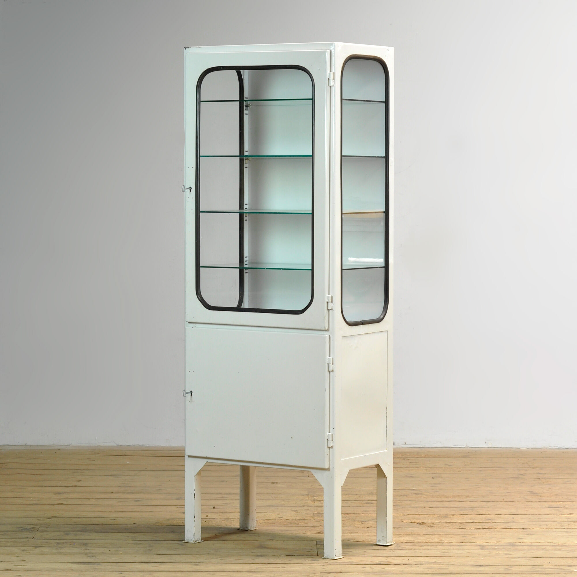 Vintage medicine cabinet, 1970s
