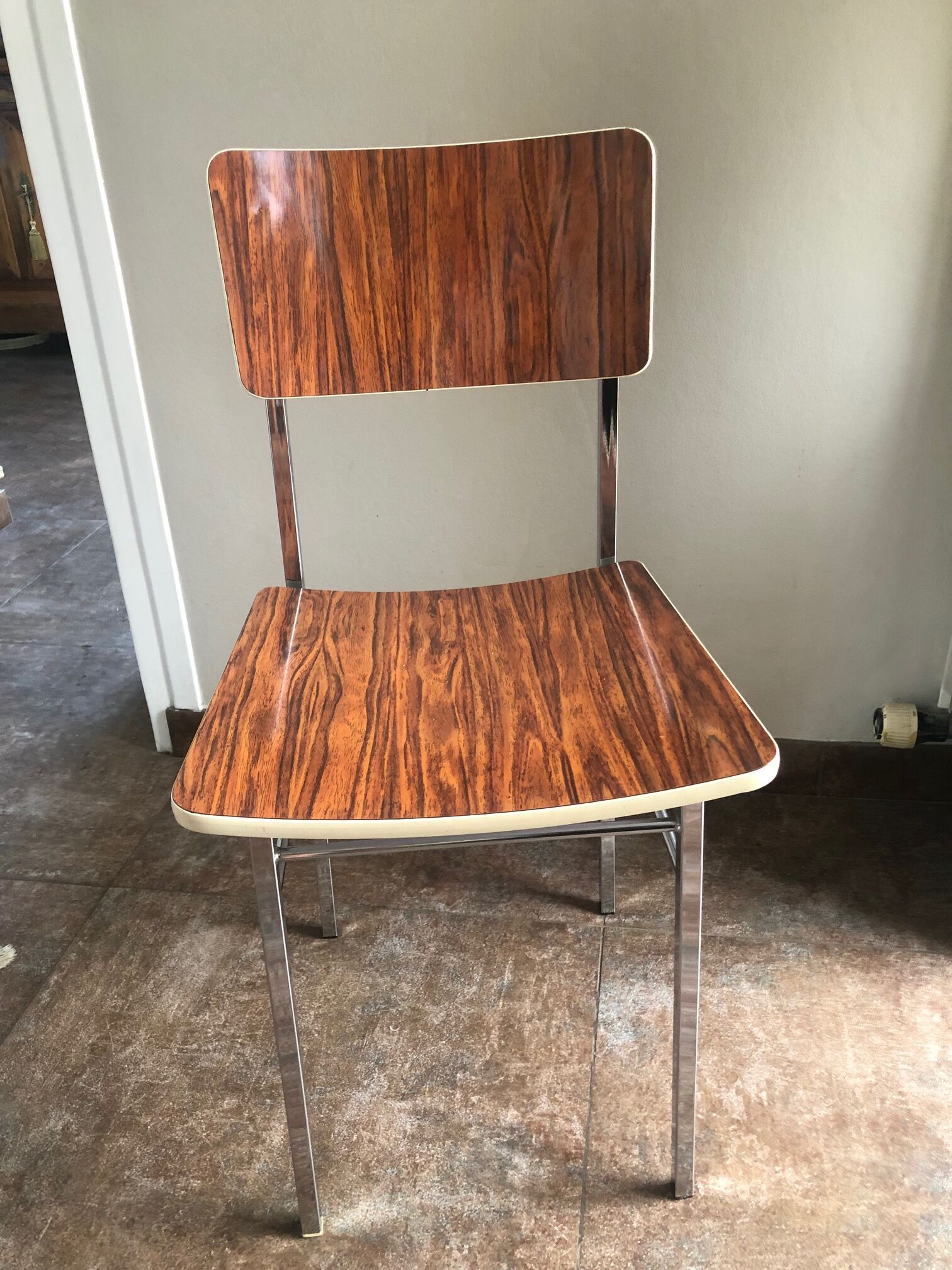 Table en formica avec sa chaise et son tabouret imitation palissandre