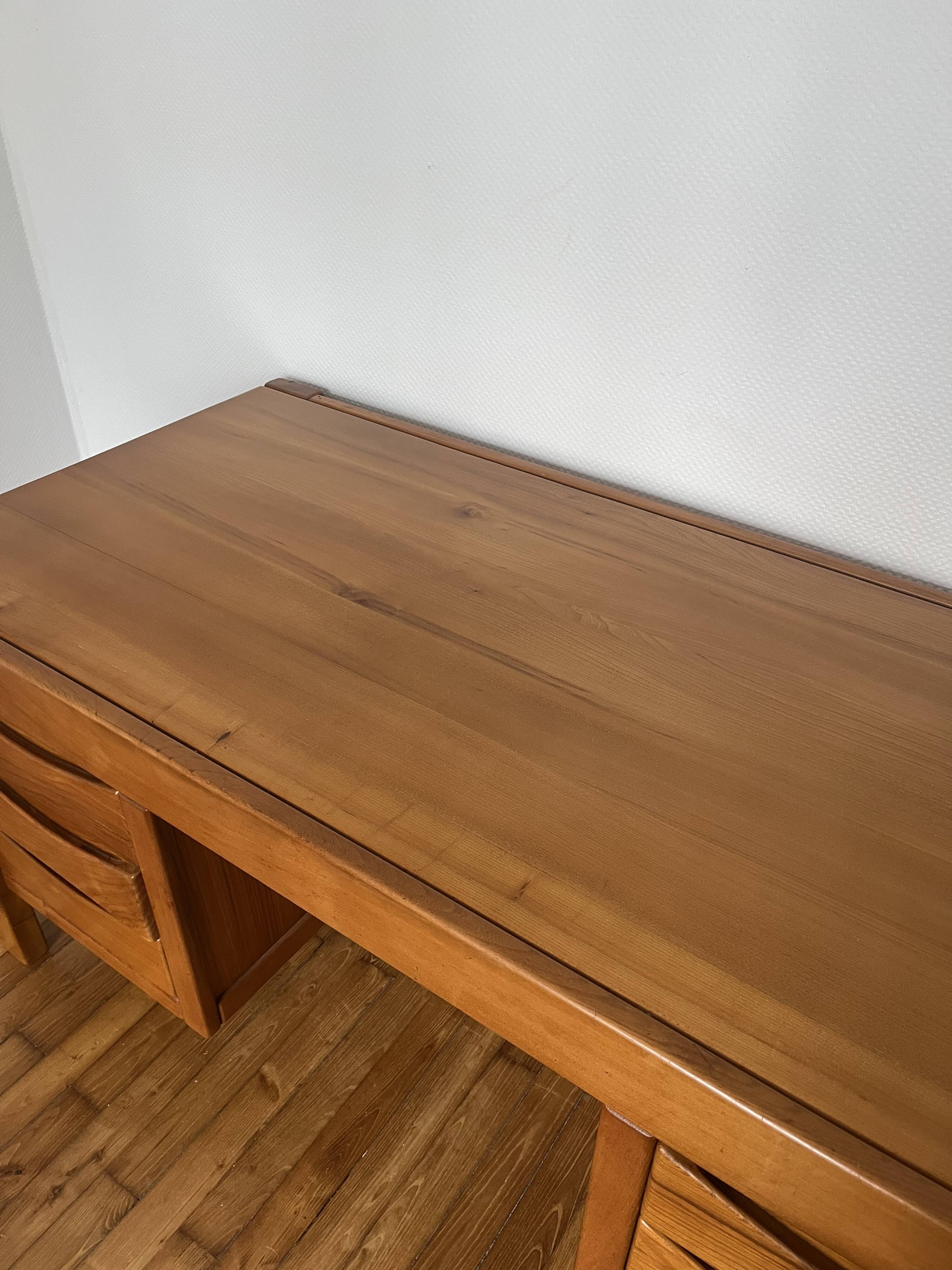 Bureau en orme de la Maison Regain