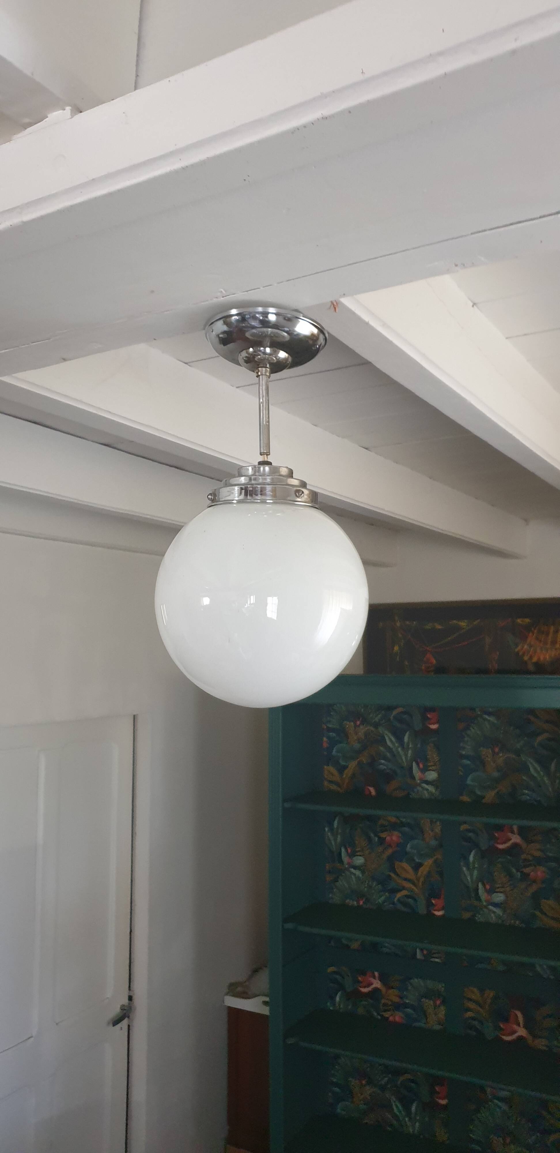 Opaline globe suspension