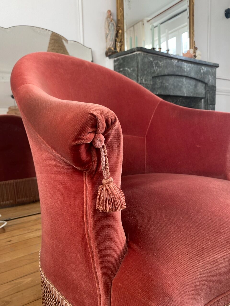 Antique pink toad armchair