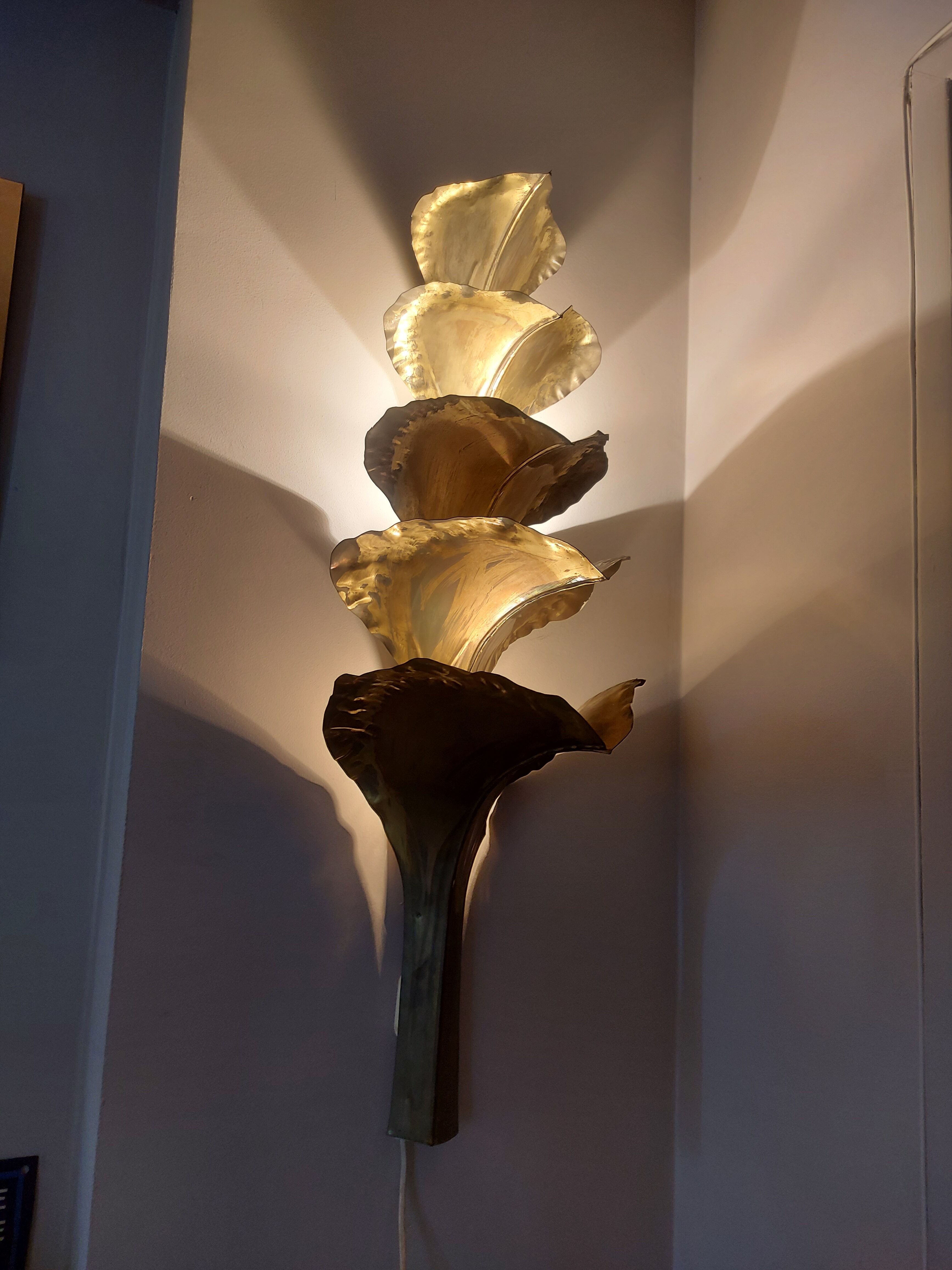 Wall lamp design in gilded metal, leaf décor